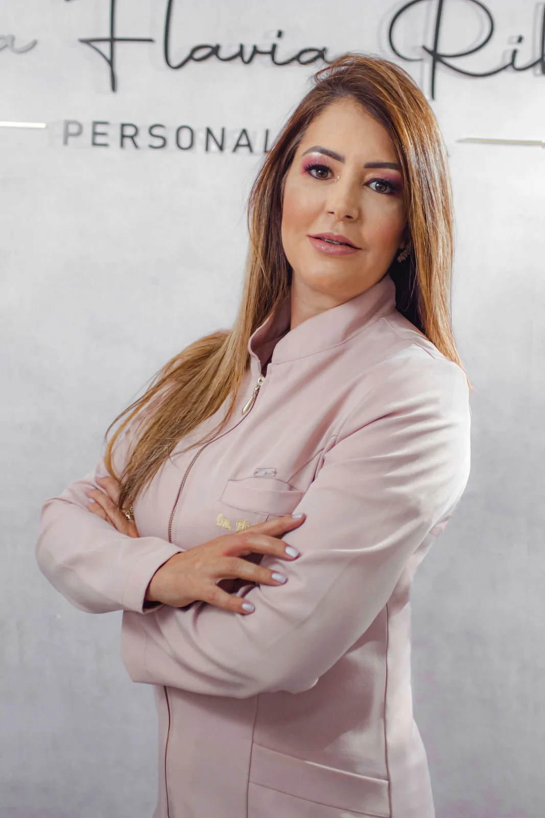 Dra. Flávia Ribeiro em ambiente clínico acolhedor